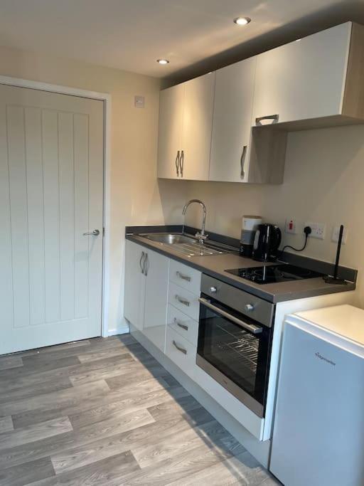 Lovely 1 Bedroom Studio Apartment - Merthyr Tydfil Exterior photo